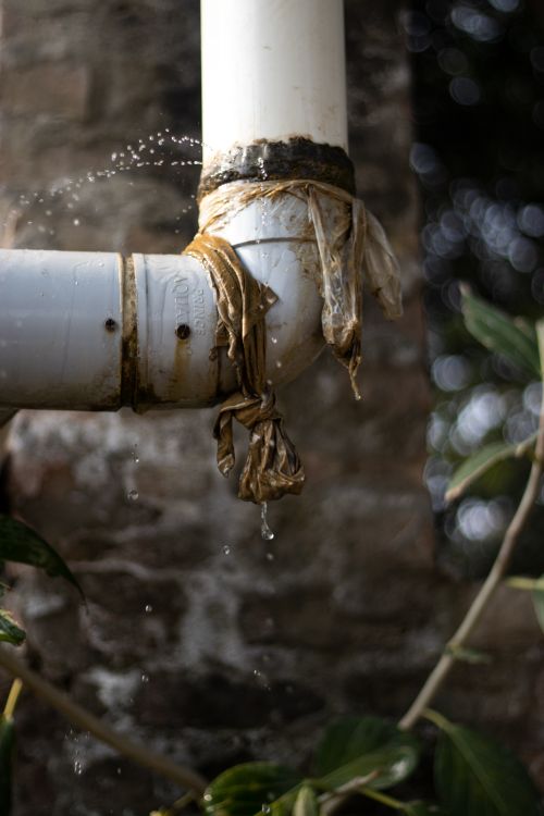 Leaking pipe emergency repair